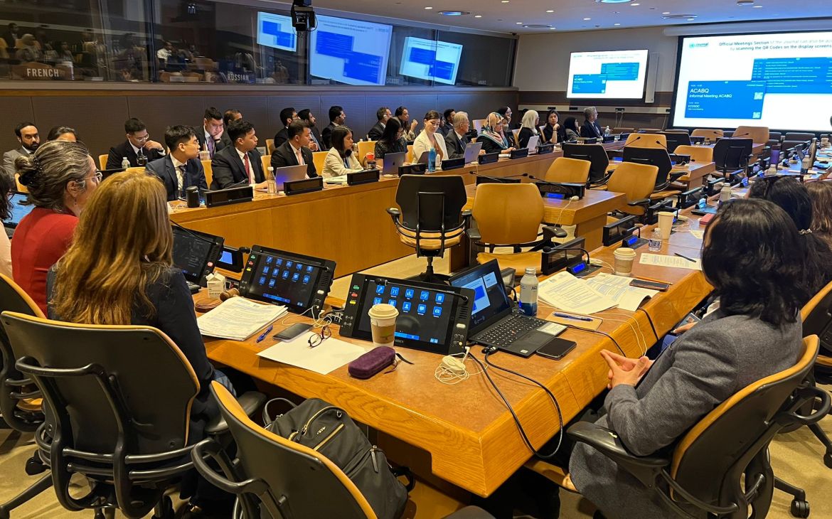 Ms. Meena Sur, Senior Programme Management Officer, DGACM, presents to the participants