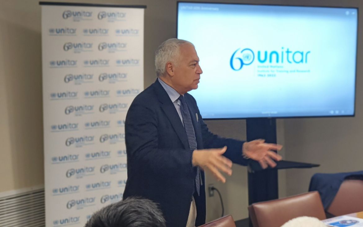 Ambassador Suazo addresses the students during the opening ceremony