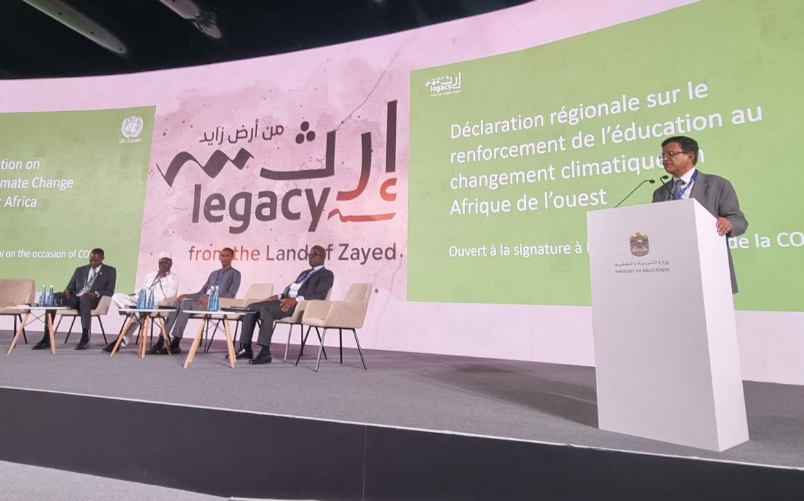 Seated – Ministries of Environment of Burkina Faso, Cote d’Ivoire, Senegal and Togo (M. Roger Baro, M. Katari Foli Bazi, M. Alioune Ndoye, M. Jacques Assahore Konan). Standing – UNITAR’s Executive Director, Mr. Nikhil Seth.