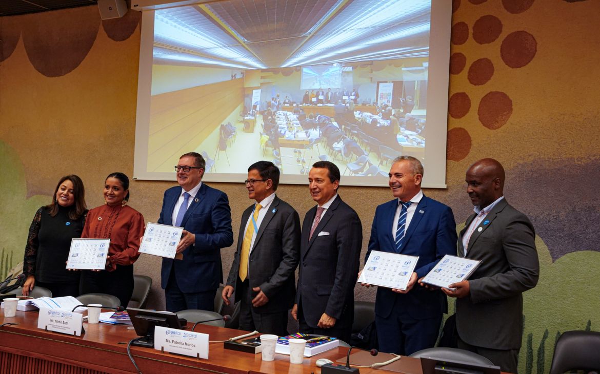 Mentoring programme award, From left to right: Ms. Estrella Merlos, Ms. Ana Cristina Munoz, Mr. Peter Wollaert, Mr. Nikhil Seth, Mr Alex Mejia, Mr. Julio Andrade and Dr. Mpilo Ngubane