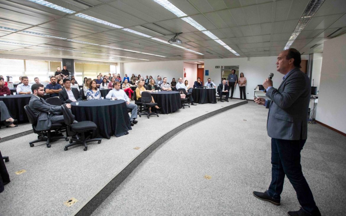 Speaker during his presentation on the importance of Compliance and Integrity at the corporate level