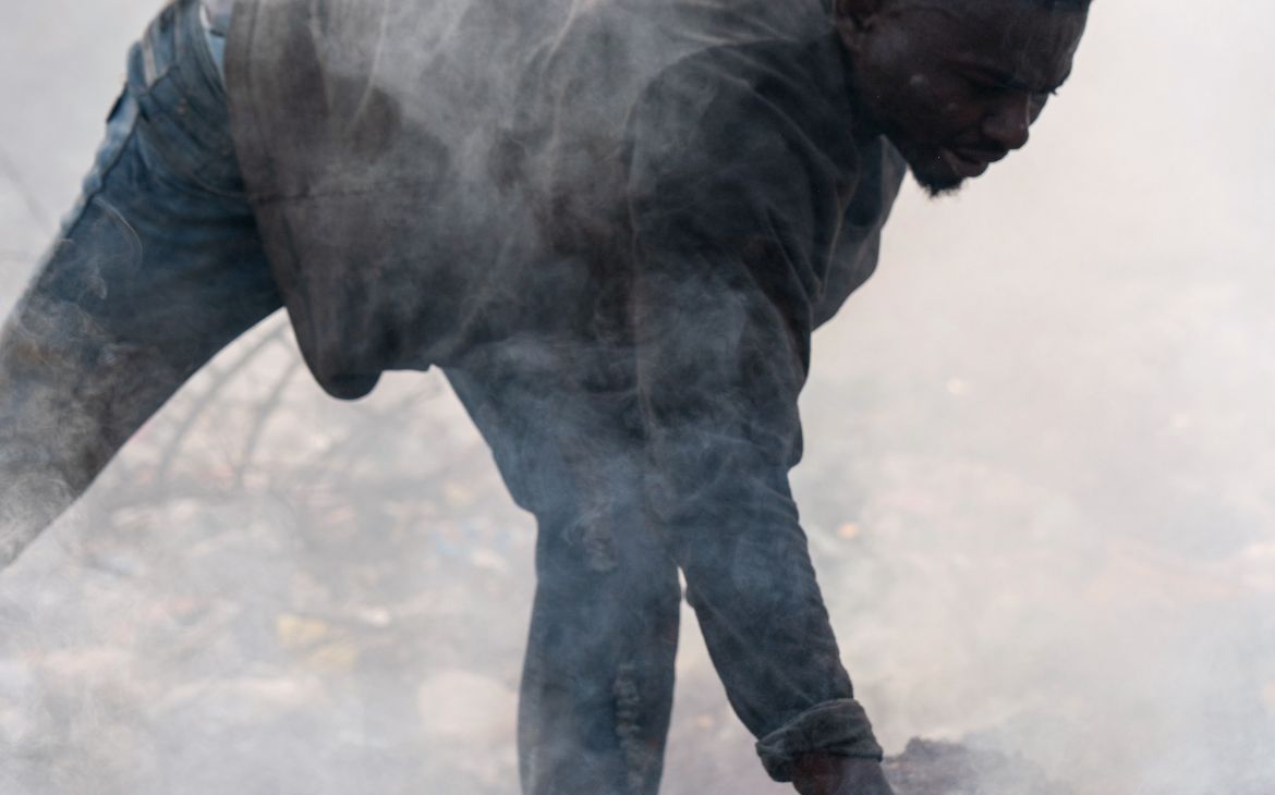 Timber Market, Accra, Ghana, February 16, 2023. Ali, a scrap worker, uses a subwoofer magnet to recover metal debris buried under the soil © Muntaka Chasant for Fondation Carmignac
