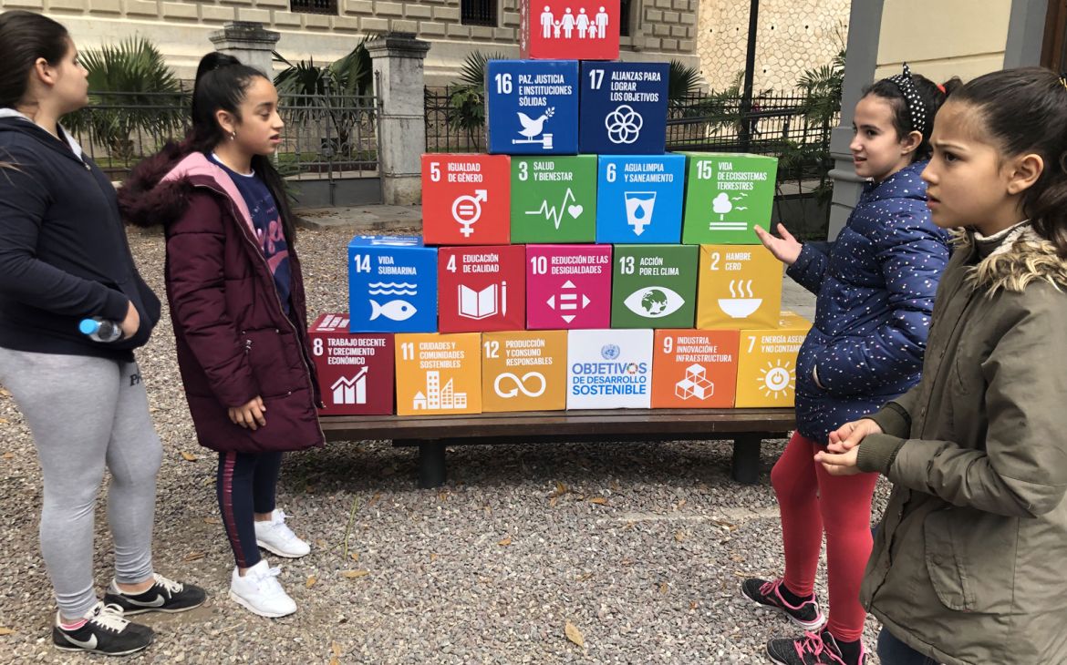 Photo 3: Students in “La Casita” during interactive session