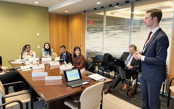 Dr. Bart Smit Duijzentkunst discussing Oceans and the Law of the Sea