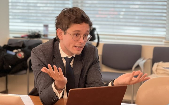 Mr. Wannes Lint discussing UN Drafting Resolutions with the fellows