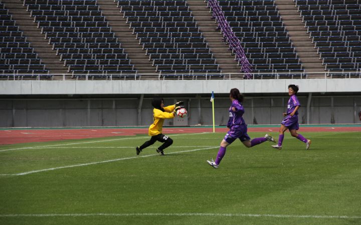 Afghanistan football player defends against 2 Ange Violet players