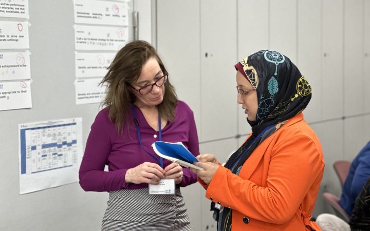 UNITAR mentor discussing with the participant