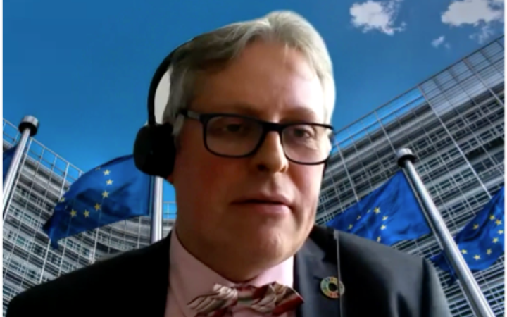 Dr. Jan Marco Müller speaking at the workshop