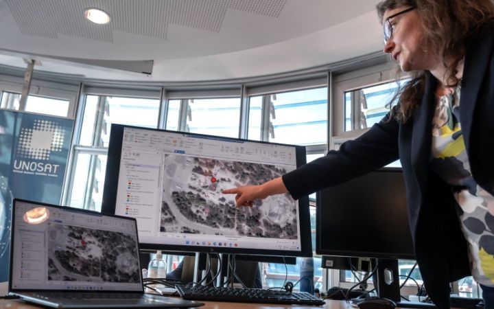 UNOSAT expert presenting satellite-derived analysis