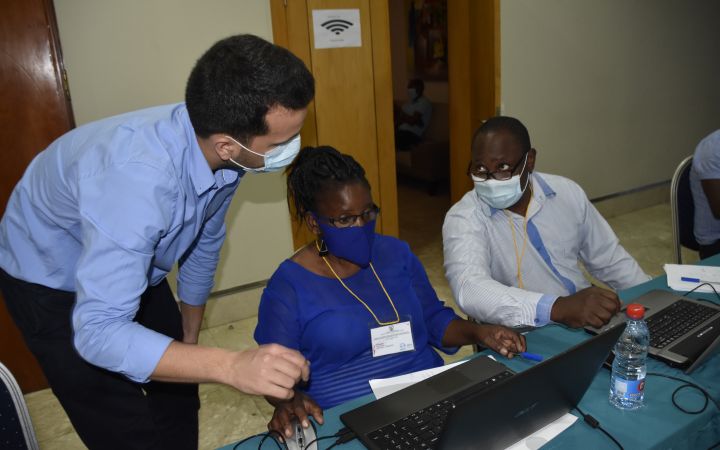 Instructor and participants discuss