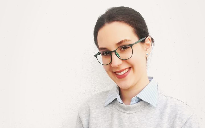 Olga Devic holding a laptop