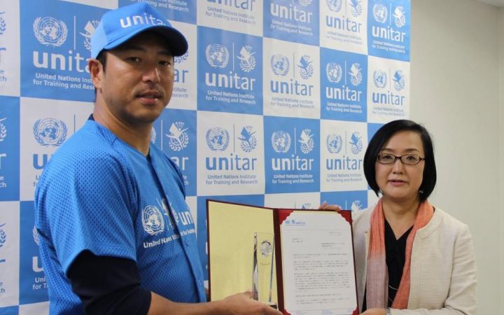 Mihoko Kumamoto, UNITAR Hiroshima Office Head, together with Hiroki Kuroda, UNITAR Goodwill Ambassador, at the appointment ceremony.