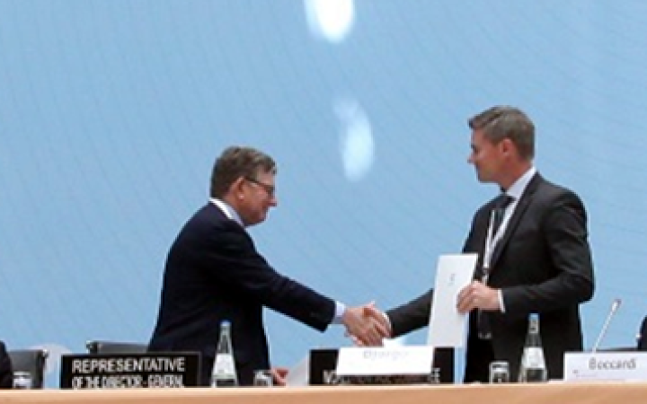UNESCO’s Assistant Director-General for Culture, Mr. Alfredo Pérez de Armiñán and UNITAR-UNOSAT Manager, Mr Einar Bjorgo, exchanging MoUs.